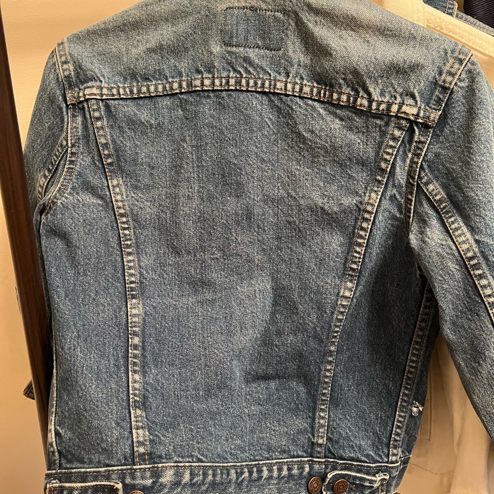 Levi’s classic jean jacket fits women’s xs-s best - Picture 5 of 7